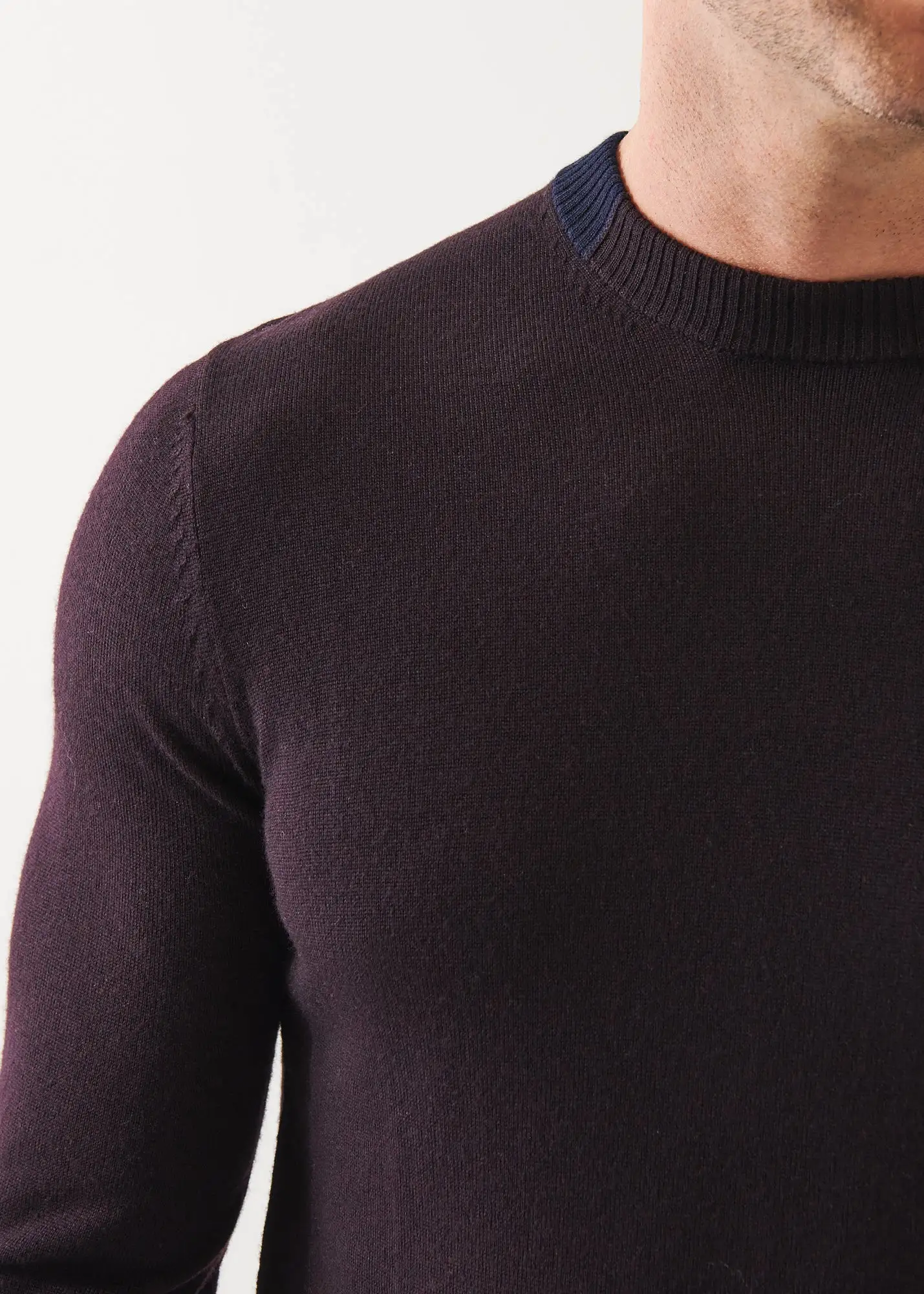 EXTRA-FINE MERINO CONTRAST COLLAR CREWNECK