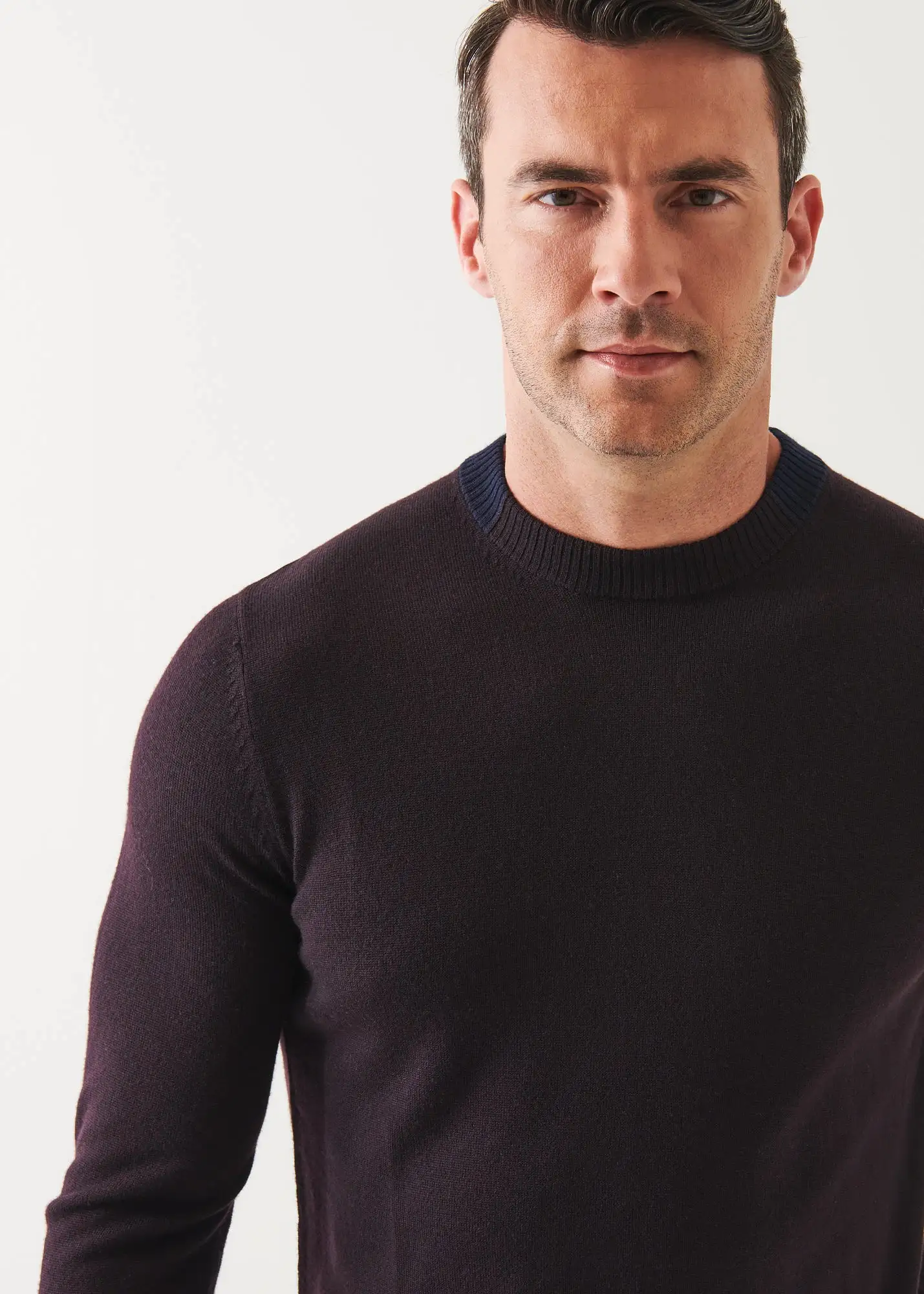 EXTRA-FINE MERINO CONTRAST COLLAR CREWNECK