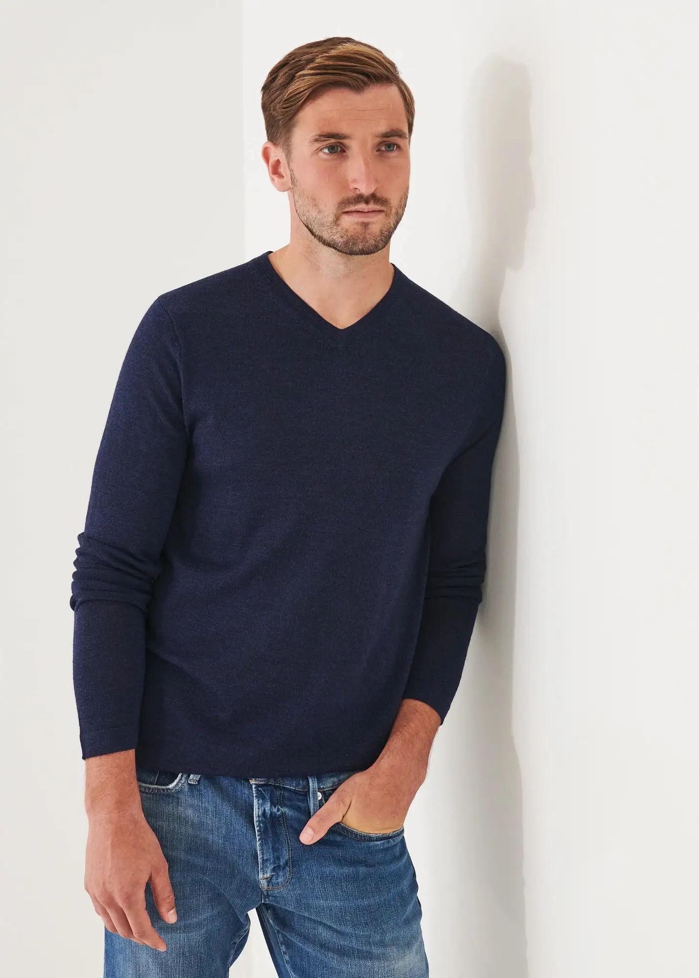 EXTRA-FINE MERINO V-NECK