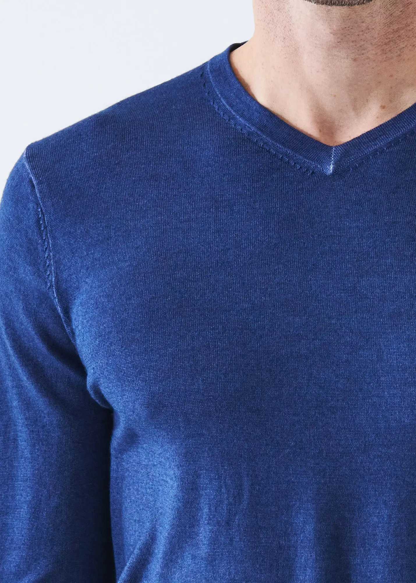 EXTRA-FINE MERINO VINTAGE WASH V-NECK