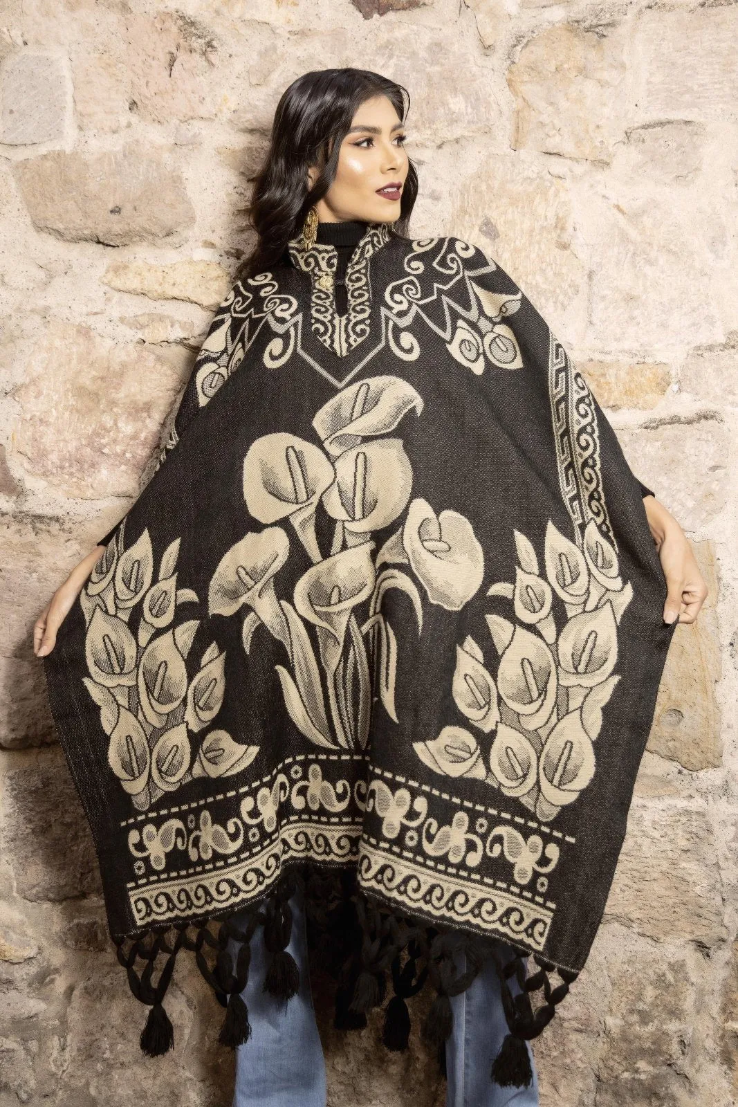 Mexican Traditional Calla Lily Poncho. Gaban Alcatraz.