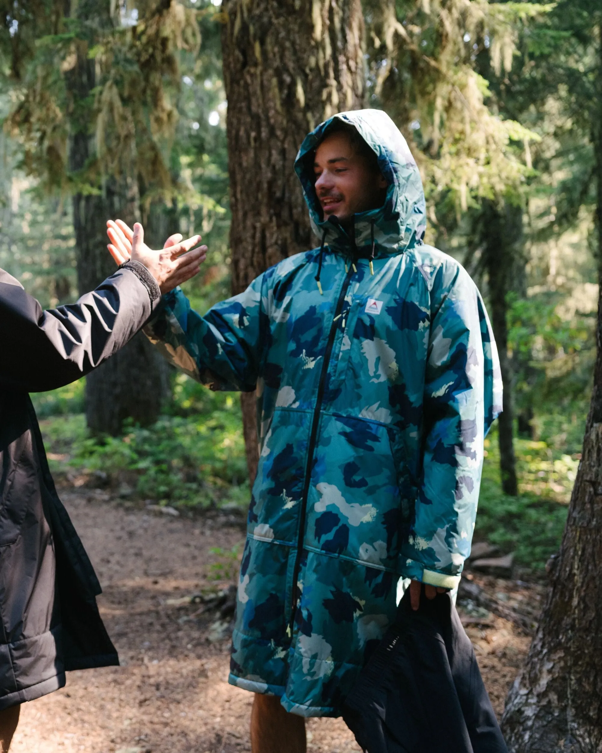 Waves Recycelter Sherpa Gefütterter Surf-Poncho - Alpen-Tarnung Regenwald