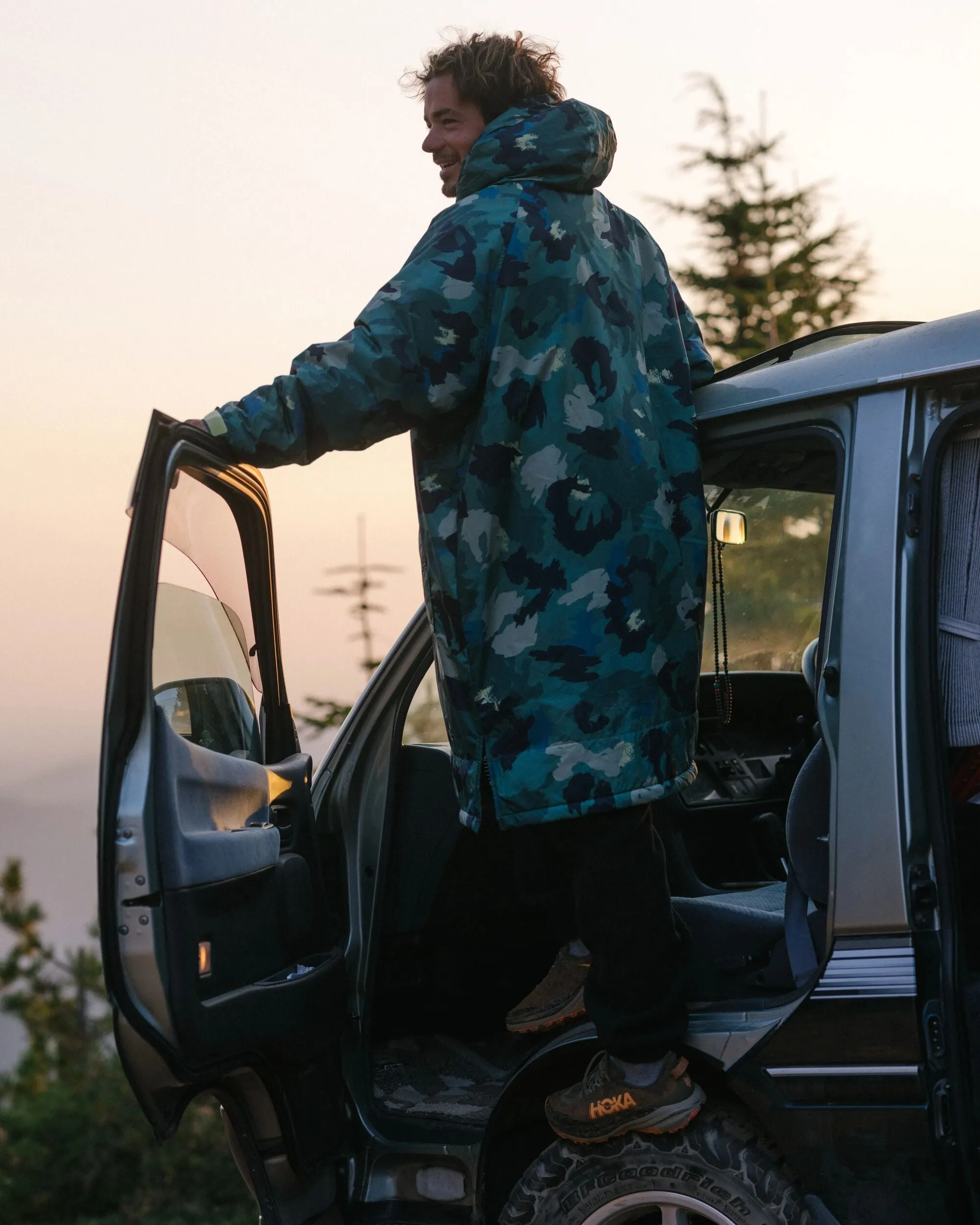 Waves Recycelter Sherpa Gefütterter Surf-Poncho - Alpen-Tarnung Regenwald